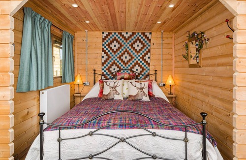 Deerhurst Kabine | A Romantic Cosy Retreat with a Swimming Pool, Jacuzzi and Sauna