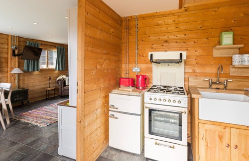 Deerhurst Kabine | A Romantic Cosy Retreat with a Swimming Pool, Jacuzzi and Sauna