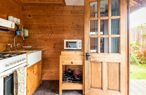 Deerhurst Kabine | A Romantic Cosy Retreat with a Swimming Pool, Jacuzzi and Sauna