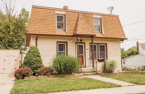 Adrian Haus | A cozy, quiet house minutes from Adrian College and Downtown