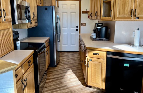 Cokato Kabine | A Creek Runs Through It & Garage Great Room