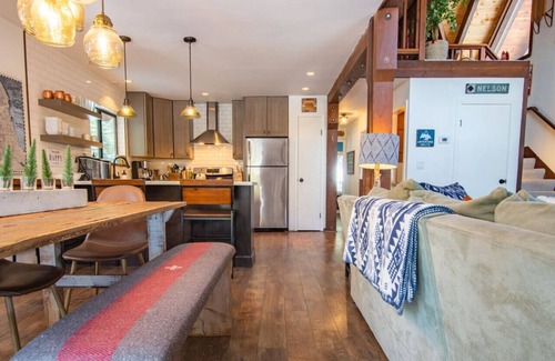 Kingswood Estates Haus | A-Frame Cabin | Hot Tub BBQ Family Fun