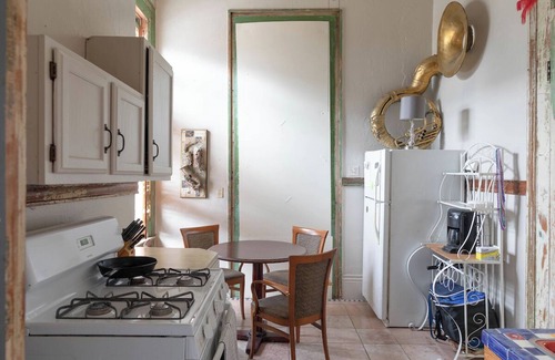 Treme Wohnung | A funky-chic one-bedroom apartment with a private entrance and a full kitchen.