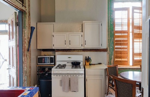 Treme Wohnung | A funky-chic one-bedroom apartment with a private entrance and a full kitchen.