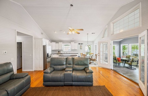 Morris Chapel Haus | A Gem on the Beautiful Tennessee River: Perfect for gatherings and Retreats