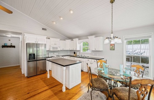 Morris Chapel Haus | A Gem on the Beautiful Tennessee River: Perfect for gatherings and Retreats