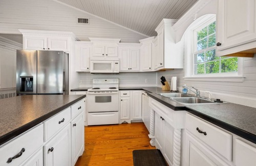 Morris Chapel Haus | A Gem on the Beautiful Tennessee River: Perfect for gatherings and Retreats