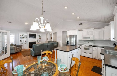 Morris Chapel Haus | A Gem on the Beautiful Tennessee River: Perfect for gatherings and Retreats