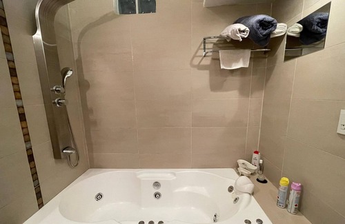 Cordoba Haus | A great room with a comfortable bathroom with hot tub