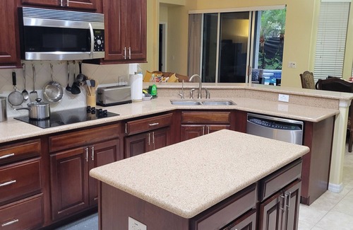 Plymouth Haus | A Hidden Gem, A Cozy 4-bedroom 3 bath house in gorgeous Apopka with WiFi, AC