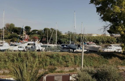 Fiumicino Haus | A La vue chambre BAGNO CONDIVISO SHARED BOTH2piano no lift no navetta a pagamento aria condizionata ed extra bed 3 MINUTI A PIEDI DA BUS PER FIERA DI ROMA
