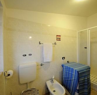 Fiumicino Haus | A La vue chambre BAGNO CONDIVISO SHARED BOTH2piano no lift no navetta a pagamento aria condizionata ed extra bed 3 MINUTI A PIEDI DA BUS PER FIERA DI ROMA