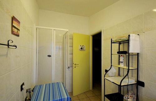 Fiumicino Haus | A La vue chambre BAGNO CONDIVISO SHARED BOTH2piano no lift no navetta a pagamento aria condizionata ed extra bed 3 MINUTI A PIEDI DA BUS PER FIERA DI ROMA