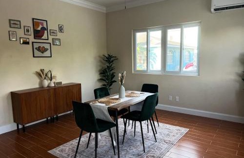 Gambier Wohnung | A Lofty Escape - 2BR Cozy Loft by Beach & Airport