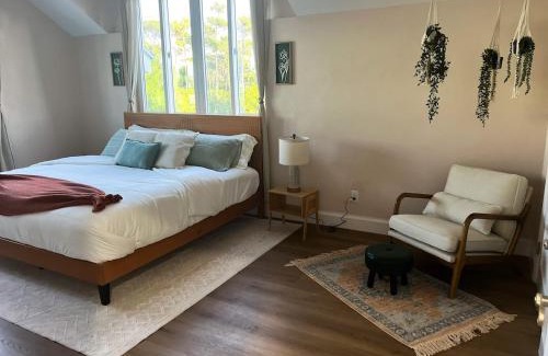 Gambier Wohnung | A Lofty Escape - 2BR Cozy Loft by Beach & Airport