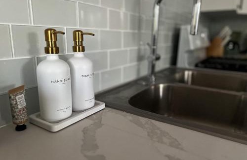 Gambier Wohnung | A Lofty Escape - 2BR Cozy Loft by Beach & Airport