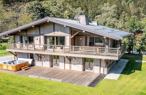 Les Tines Skihütte | A LUXURIOUS CHAMONIX CHALET WITH AN EASY ACCESS TO SKI AND TRANSPORT