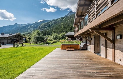 Les Tines Skihütte | A LUXURIOUS CHAMONIX CHALET WITH AN EASY ACCESS TO SKI AND TRANSPORT