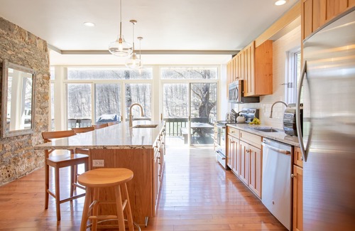 Stahlstown Haus | Ein modernes Haus in einem großen Naturschutzgebiet im Ligonier Tal!