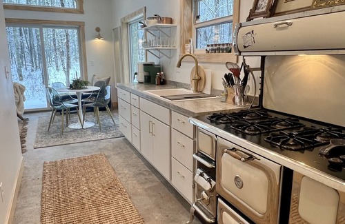 La Pointe Haus | A new contemporary escape for your next snow day on Madeline!