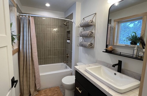 La Pointe Haus | A new contemporary escape for your next snow day on Madeline!