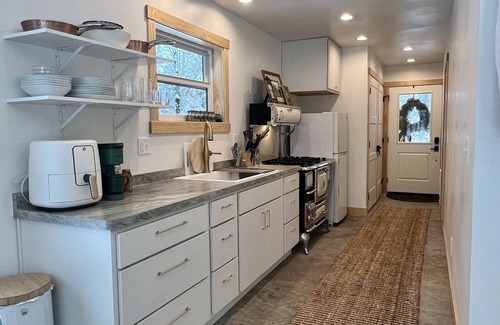 La Pointe Haus | A new contemporary escape for your next snow day on Madeline!