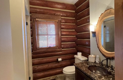 Drexel Kabine | A one-of-a-kind Log Lodge on over 200 acres of panoramic views & serene settings