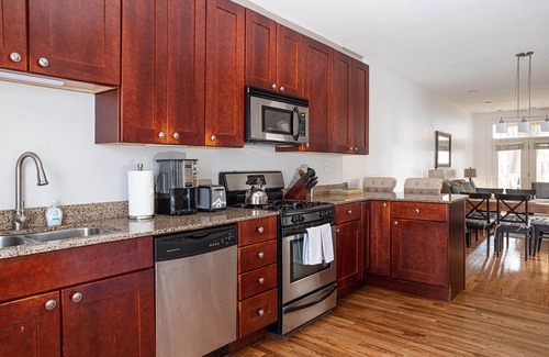 Park West Wohnung | A Peaceful 2BR Lincoln Park Coach House - FREE PARKING