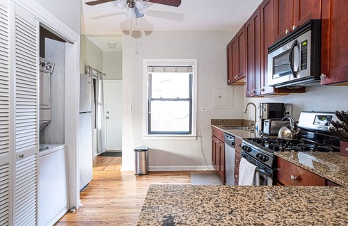 Park West Wohnung | A Peaceful 2BR Lincoln Park Coach House - FREE PARKING