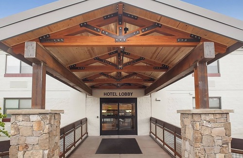 Tusayan Hotel | A Place You'll Surely Enjoy! 2 Modern Units, Outdoor Pool, Free Parking, Hot Tub