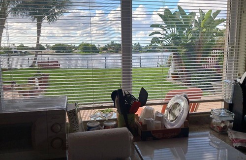 Lake Ida Shores Wohnung | A private waterfront setting, in the middle of 43 acres on Lake Ida