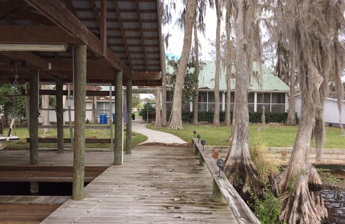 Ormonds Jungle Den Camp Sites Haus | Eine ruhige Stadt mit einem Angelproblem