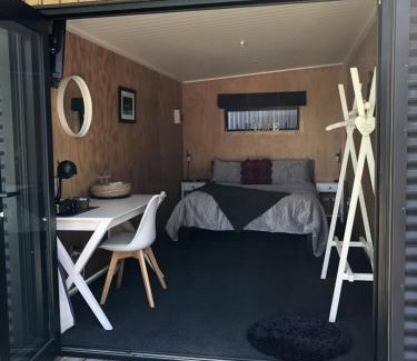 Ongaonga Hotel | A Rural Retreat, Cabin with Private Bathroom No 2