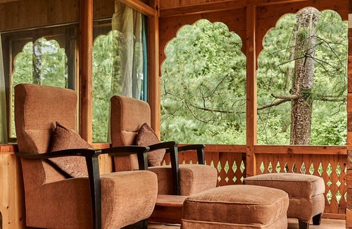Manali Hütte | A secluded Private Castle with the Balcony of Dreams in the middle of a forest!