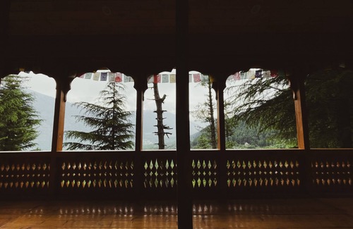 Manali Hütte | A secluded Private Castle with the Balcony of Dreams in the middle of a forest!
