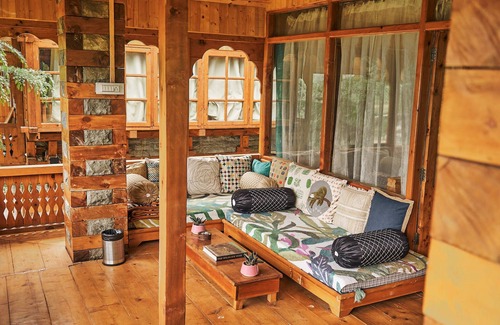 Manali Hütte | A secluded Private Castle with the Balcony of Dreams in the middle of a forest!