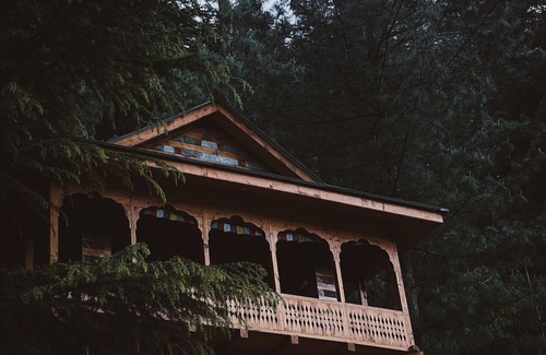 Manali Hütte | A secluded Private Castle with the Balcony of Dreams in the middle of a forest!
