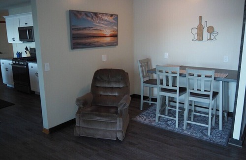 Elk Rapids Hütte | A Short's Walk - Sandy Lakefront with Spa / Hot Tub and Kayaks!