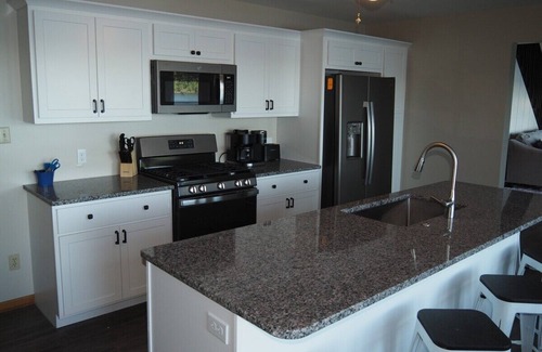 Elk Rapids Hütte | A Short's Walk - Sandy Lakefront with Spa / Hot Tub and Kayaks!