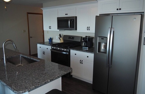 Elk Rapids Hütte | A Short's Walk - Sandy Lakefront with Spa / Hot Tub and Kayaks!