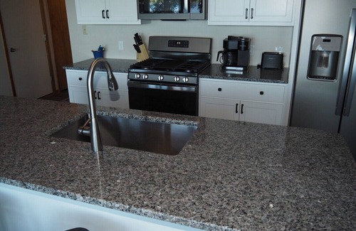 Elk Rapids Hütte | A Short's Walk - Sandy Lakefront with Spa / Hot Tub and Kayaks!