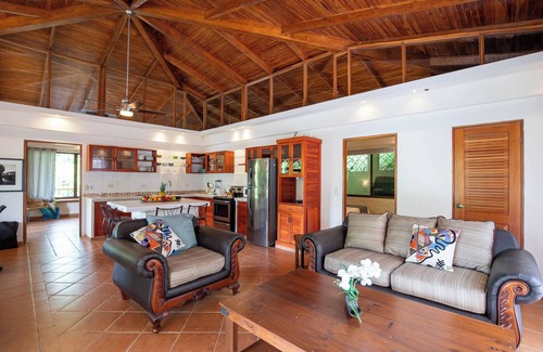 Valle Pura Vida Wohnung | A spacious, 2 bed Penthouse with private pool & parking in Manuel Antonio.