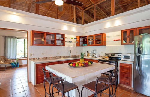 Valle Pura Vida Wohnung | A spacious, 2 bed Penthouse with private pool & parking in Manuel Antonio.