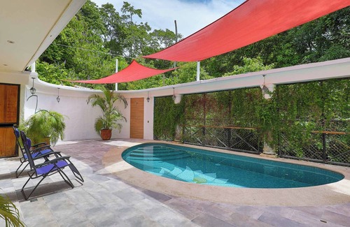 Valle Pura Vida Wohnung | A spacious, 2 bed Penthouse with private pool & parking in Manuel Antonio.