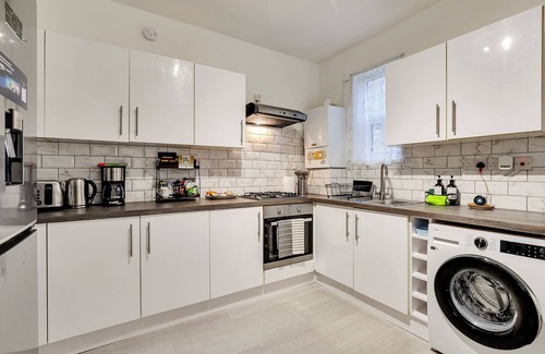 Bruce Grove Haus | A Spacious 6 Bedroom House in North London with Free Parking & 3 Bathrooms