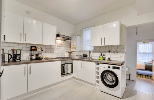 Bruce Grove Haus | A Spacious 6 Bedroom House in North London with Free Parking & 3 Bathrooms