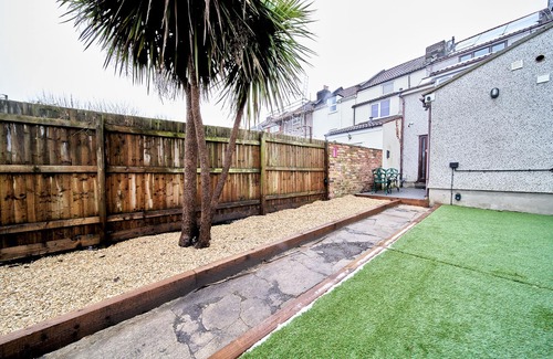 Hanham Haus | A spacious and modernised Victorian terrace house for larger groups