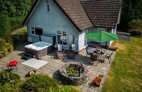 Kington Haus | A spacious hidden gem with hot tub, lovely garden & views