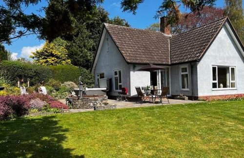 Kington Haus | A spacious hidden gem with hot tub, lovely garden & views