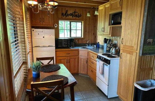 Harrison Kabine | A Still Point Cabin and HOT TUB!